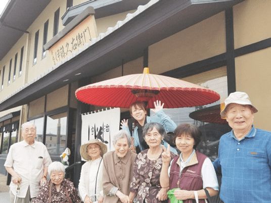 笑顔の集合写真エントランス