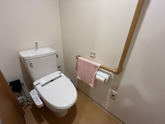 バリアフリー設計のトイレ