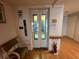 静かな雰囲気のエレベーター前