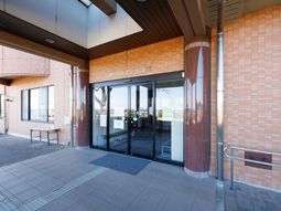 エントランスの明るい外観