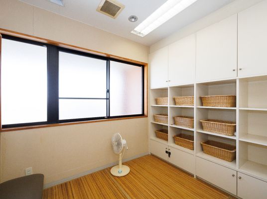 整頓された洋室の一角