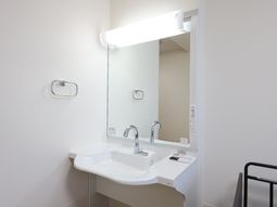 清潔な洗面台と鏡