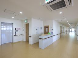 明るく清潔な廊下