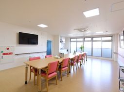 明るい食堂スペース