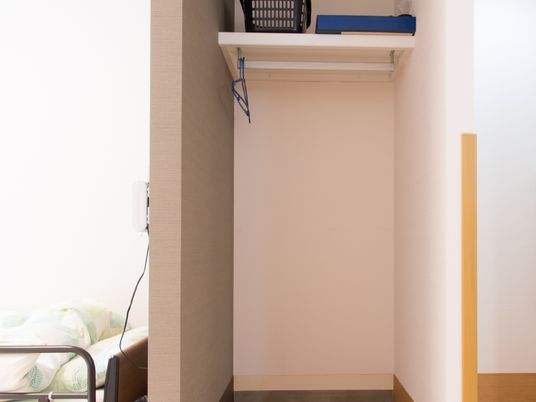 シンプルな居室のクローゼット