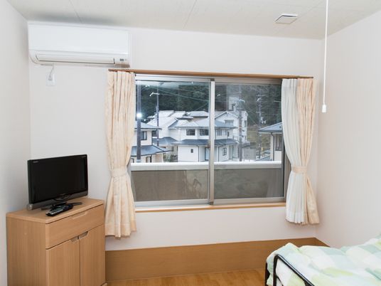 居室の窓とベッド