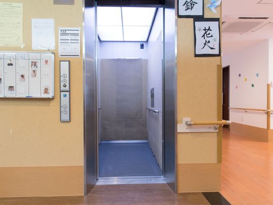 施設の開いたエレベーター