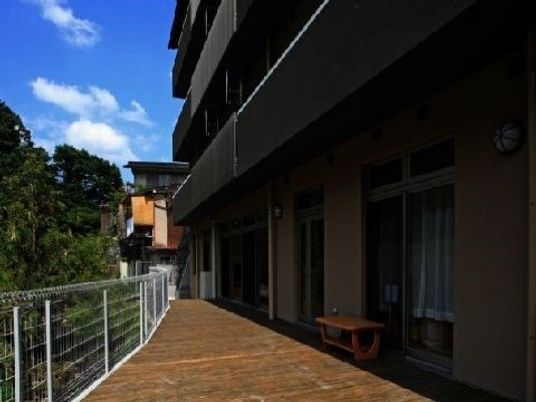 広々とした清潔なバルコニー