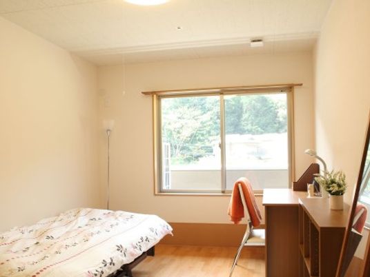 窓のある明るい居室
