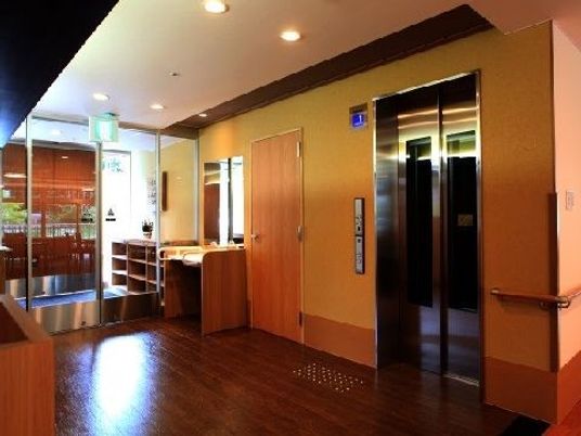 明るい廊下とエレベーター