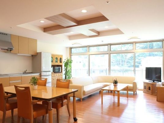 明るい共有リビング空間