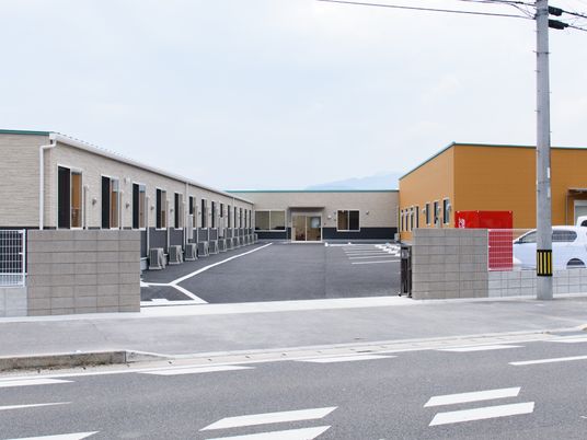 新築された建物の外観
