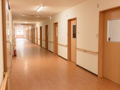 清潔感ある長い廊下