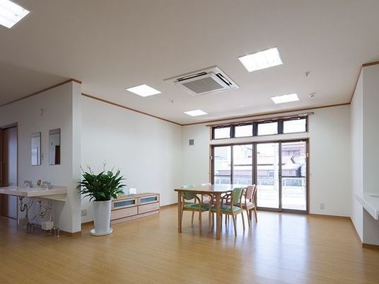 明るい居室の一角