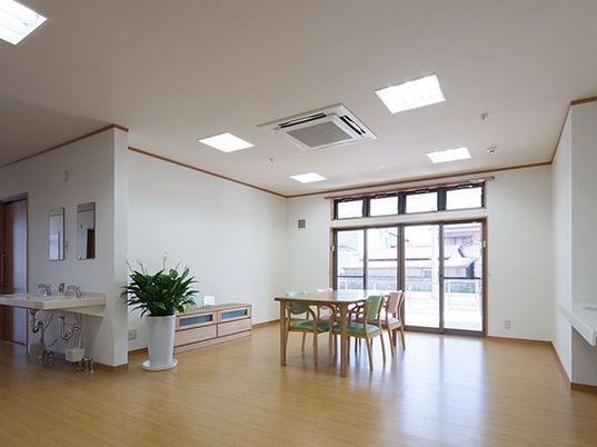 明るい居室の一角