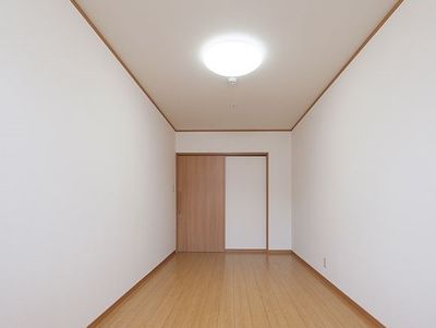 シンプルな洋室の様子