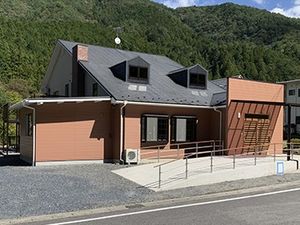 温かみのある建物の外観