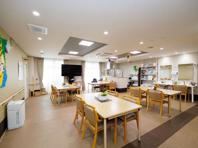 共用ダイニングスペース 食事 広々としたダイニングルームでは、明るく快適な雰囲気の中で食事が楽しめます。共有スペースでの交流も充実しています。