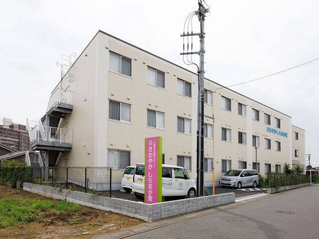 施設の外観と駐車場 外観 シンプルで清潔感のある建物が印象的です。周囲は静かで働く環境としても適していそうです。