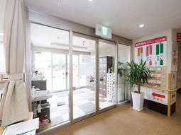 明るいエントランスの様子