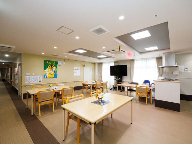 広々とした共有スペース 食堂 光が差し込むダイニングルームは、居心地の良い雰囲気で皆が集う場になっています。交流や憩いの時間を提供しており、職員とのコミュニケーションも活発です。