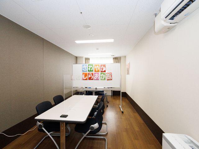 機能訓練室の様子 相談室 明るく清潔な空間でいつも機能訓練が行われています。スタッフと一緒に、生活に役立つトレーニングができる環境です。
