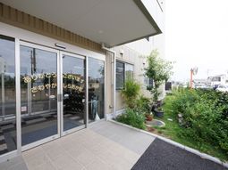 明るいエントランス外観