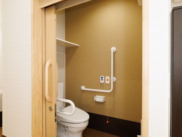 手すり付きの洗面トイレ トイレ 手すりが設置された清潔感のあるトイレです。ゆとりのあるスペースで快適な利用が可能です。