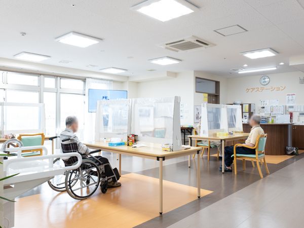 明るい日差しの機能訓練室