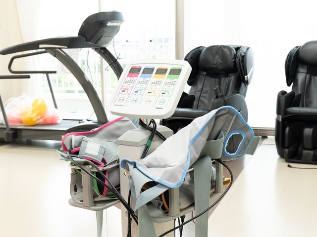 リハビリ機器が整う部屋 ケアステーション 明るい機能訓練室の一角です。リハビリを充実させる多様な機器が整っており、利用者の健康維持に役立ちます。