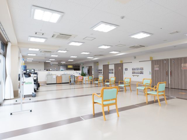 広々とした施設の廊下