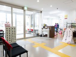 明るいエントランスの様子