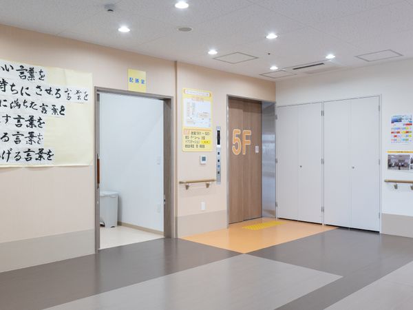 清潔な廊下と掲示物