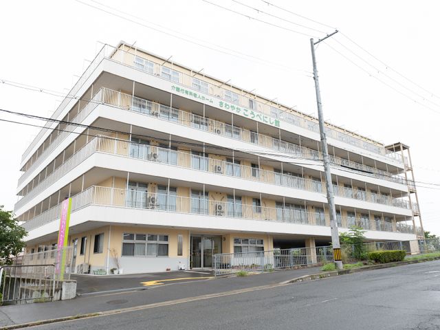 明るい建物の外観 外観 清潔感があり、多階層の建物の外観です。通りからのアクセスも良好で、ゆとりのあるエントランスが見受けられます。