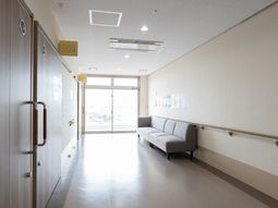 明るい廊下の風景