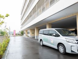 清潔感のある建物エントランス