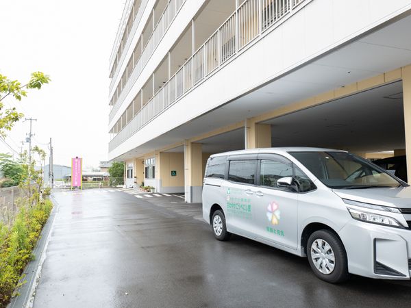 清潔感のある建物エントランス