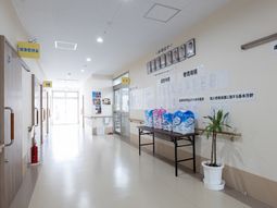清潔な廊下と掲示物
