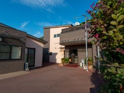 暖かみのある施設外観