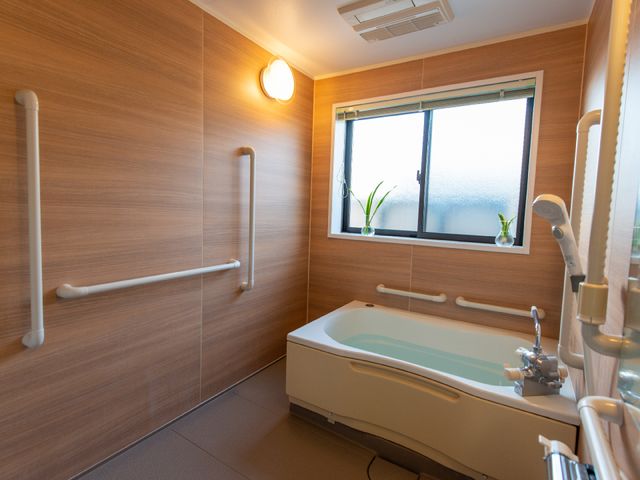 バリアフリーの浴室設備