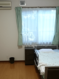 明るい個室の居室