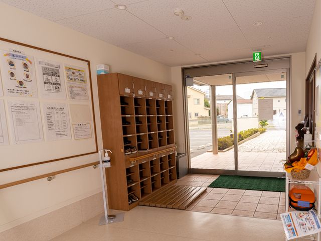 エントランスの明るい様子 玄関 明るくて広々とした入口は、ご来訪の方を暖かく迎えます。清潔感溢れる空間が、日々の業務を快適にします。