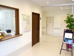 エントランスの明るい風景