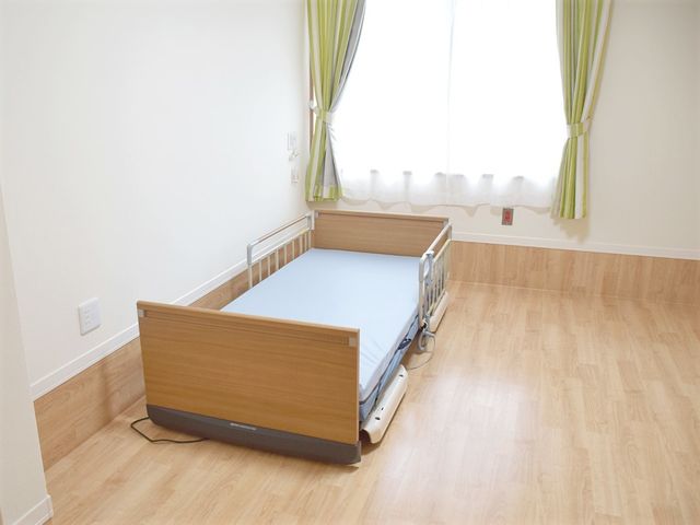 居室の明るい設え 居室 床材に木目を採用した居室です。心地よい採光でリラックスした空間を提供します。