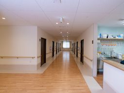 広々とした明るい廊下