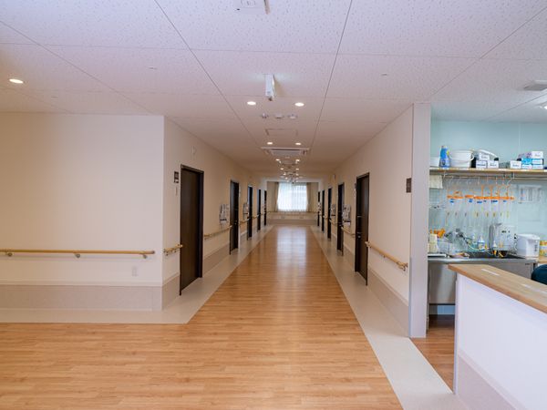 広々とした明るい廊下