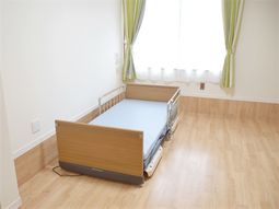 明るい居室のベッド