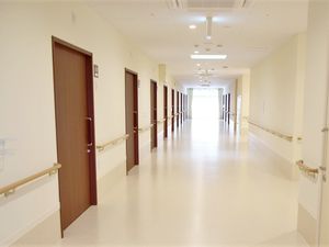 広々とした明るい廊下