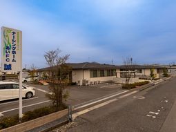 広々とした施設の外観