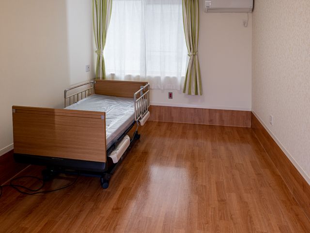 明るい個室の居室 居室 広々として明るい個室です。居心地の良い環境でお仕事を始めてみませんか。